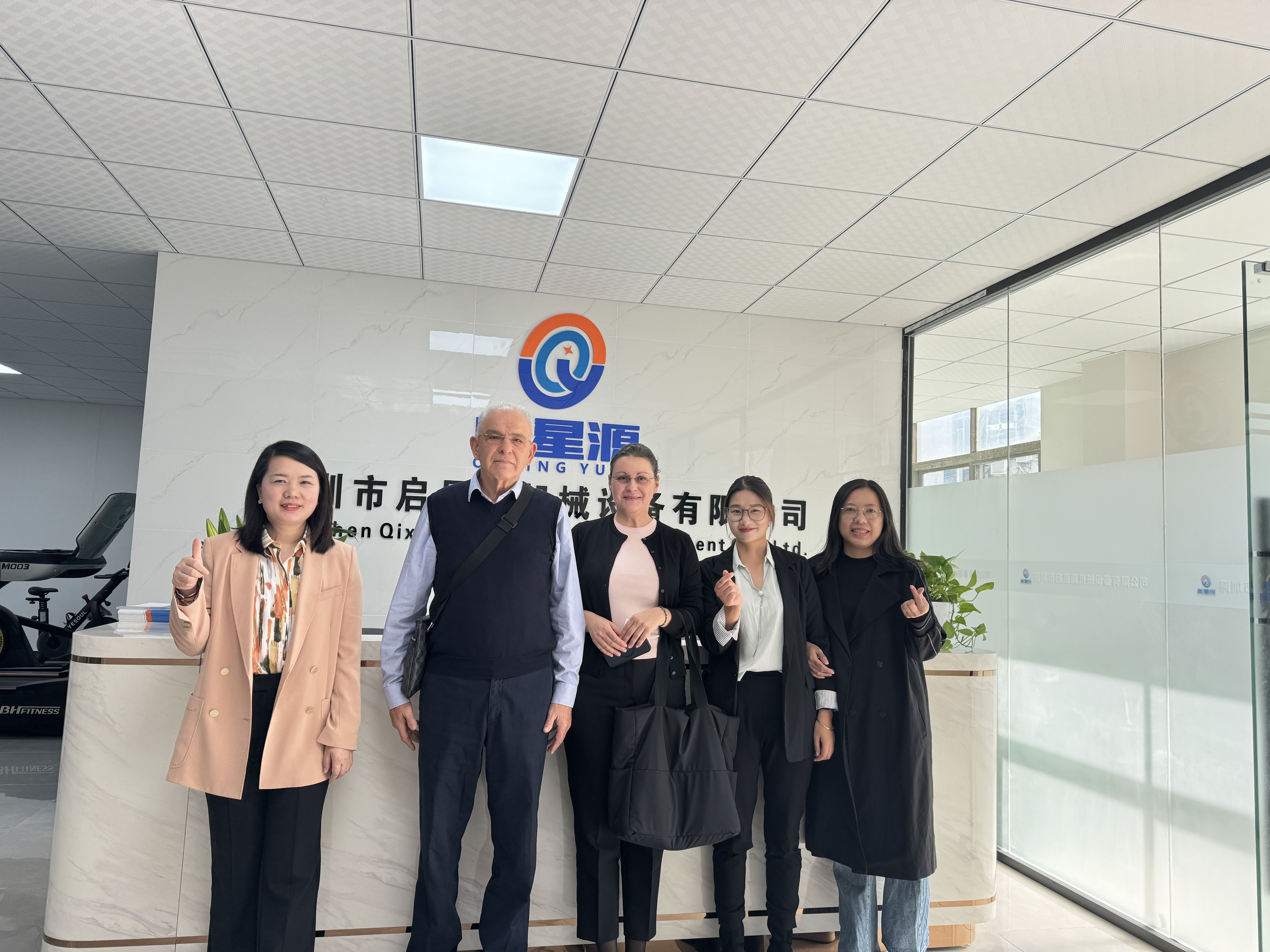 Varmt velkommen Mr.Savo og Mrs.Irena for at besøge Shenzhen Qixingyuan Machinery Equipment Co., Ltd. igen